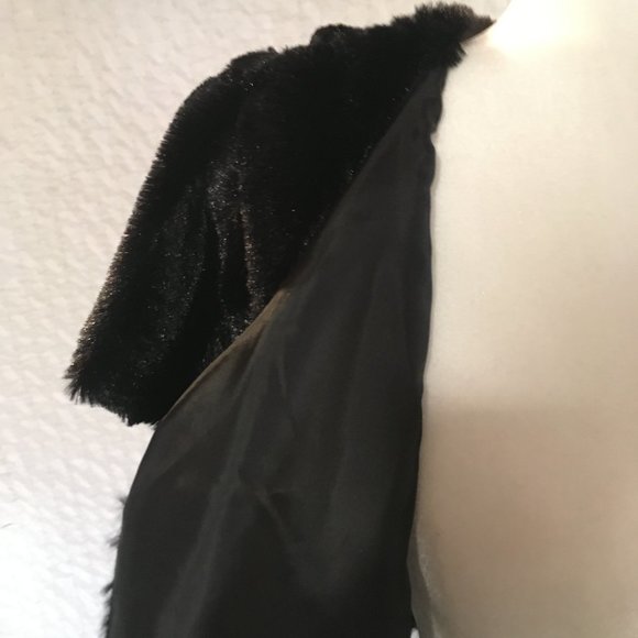 Derek Heart Faux Fur capelet - Picture 3 of 4